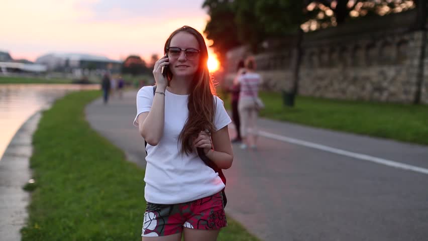 girl on phone | crazy things people do in a relationship