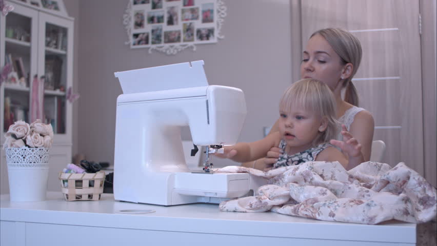 Mom teaching daughter to suck Mom teaching daughter to suck
