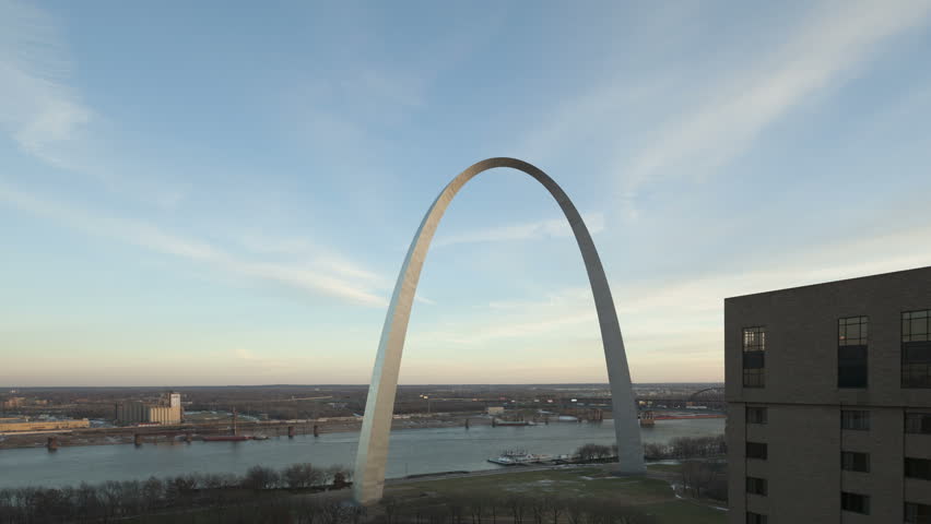 St. LOUIS, MS, USA - JUL 7, 2011: 4K Time Lapse Gateway Arch St. Louis And Mississippi River ...