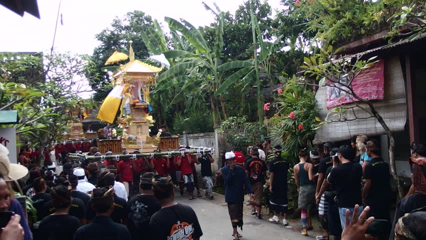 UBUD, BALI - JUNE 13 2013: Balinese Hindu Cremation Ceremony. Stock ...