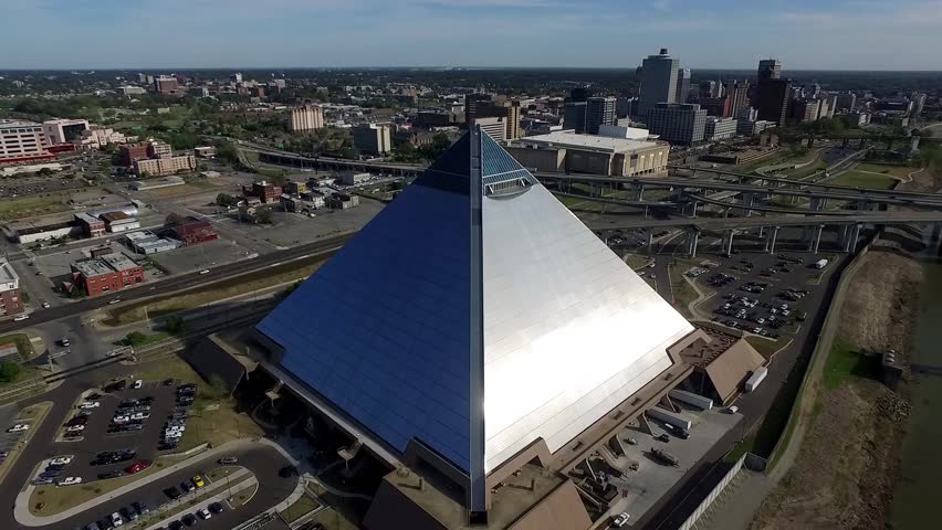 MEMPHIS, TENNESSEE - APRIL 07, 2016: Flying Around The Pyramid ...