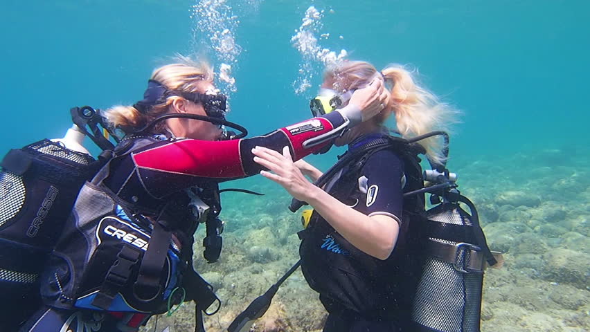 Female Scuba Diver Out Of Air Stock Footage Video 7273702 - Shutterstock